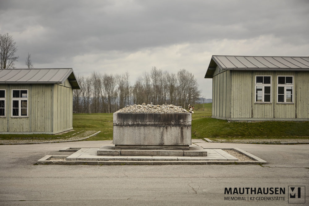 4.13.1.0005_Sarkophaq END 1_Thomas Smetana.jpg; 4.13.1.0005; KZ-Gedenkstätte Mauthausen: Denkmal der Republik Österreich auf dem ehemaligen Appellplatz des KZ Mauthausen; digitale Fotografie